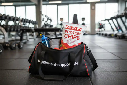 Protein Chips Paprika in Sporttasche im Fitnessstudio – Nahrungsergänzung für Sportler