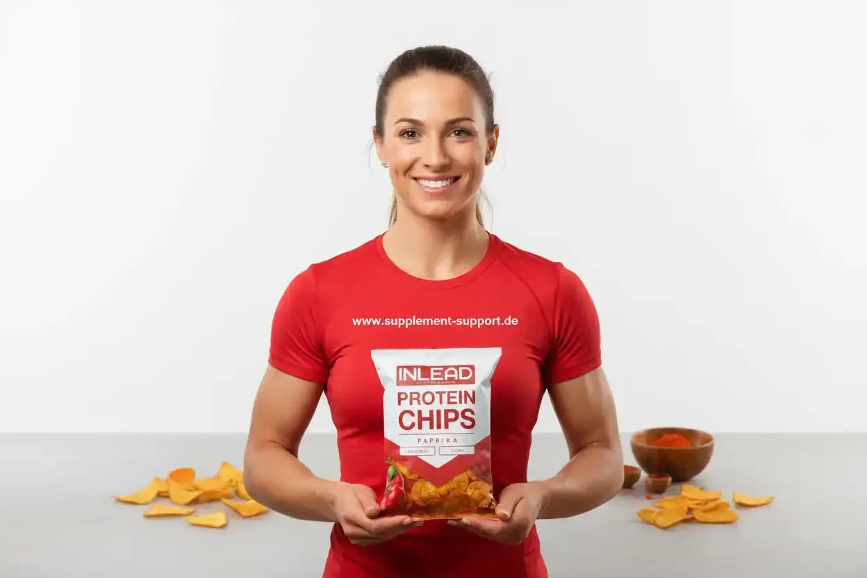 Frau hält INLEAD Protein Chips Paprika – leckere Sportnahrung mit Eiweiß für Fitness & Muskelaufbau