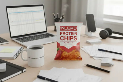 Inlead Protein Chips Paprika – Low Sugar, Vegan, auf Schreibtisch mit Laptop und Kaffee