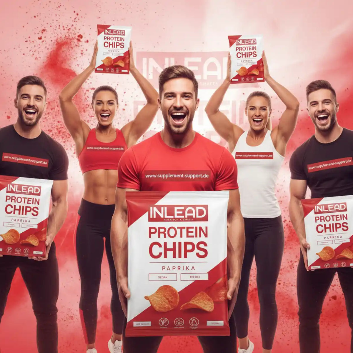 Muskulöse Menschen halten Packungen InLead Protein Chips Geschmack Paprika vor rotem Hintergrund.
