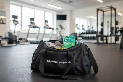 Fitness-Tasche mit Omega-3-Kapseln und Wasserflasche im Gym – Nahrungsergänzung für Sportler
