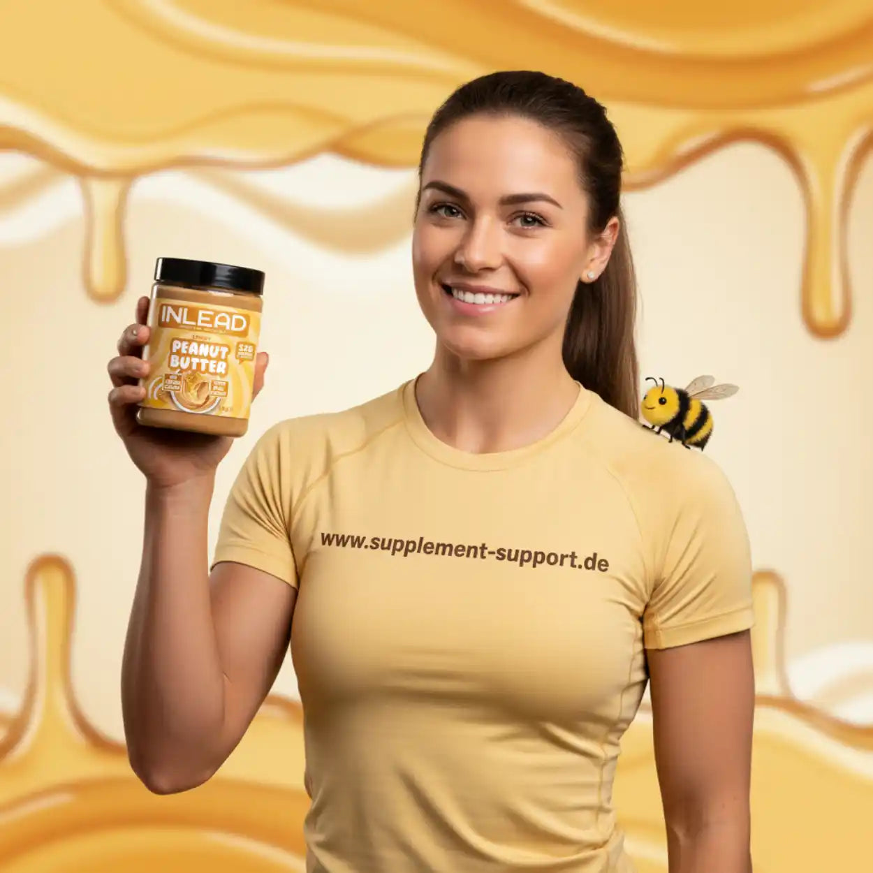Frau hält INLEAD Peanut Butter Streichcreme, im Hintergrund Honigmotiv und Biene auf Schulter