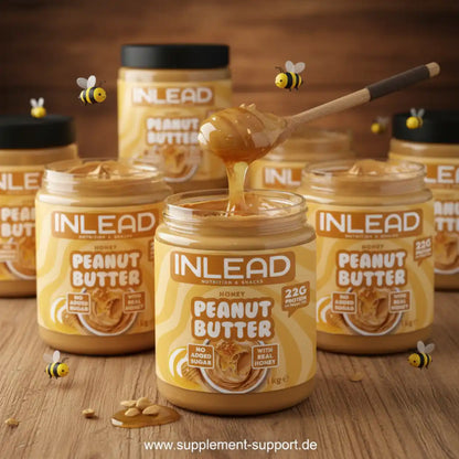 Mehrere Gläser INLEAD Peanut Butter Honig auf Holztisch, cremige Erdnussbutter, Bienenmotiven