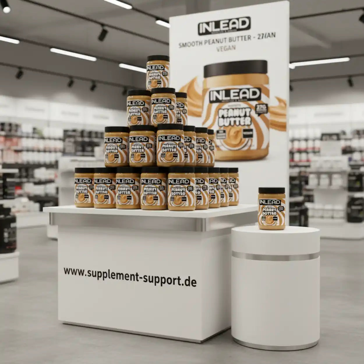 INLEAD Erdnussbutter im Fitnessshop auf Ausstellungstisch, vegane Sportnahrung