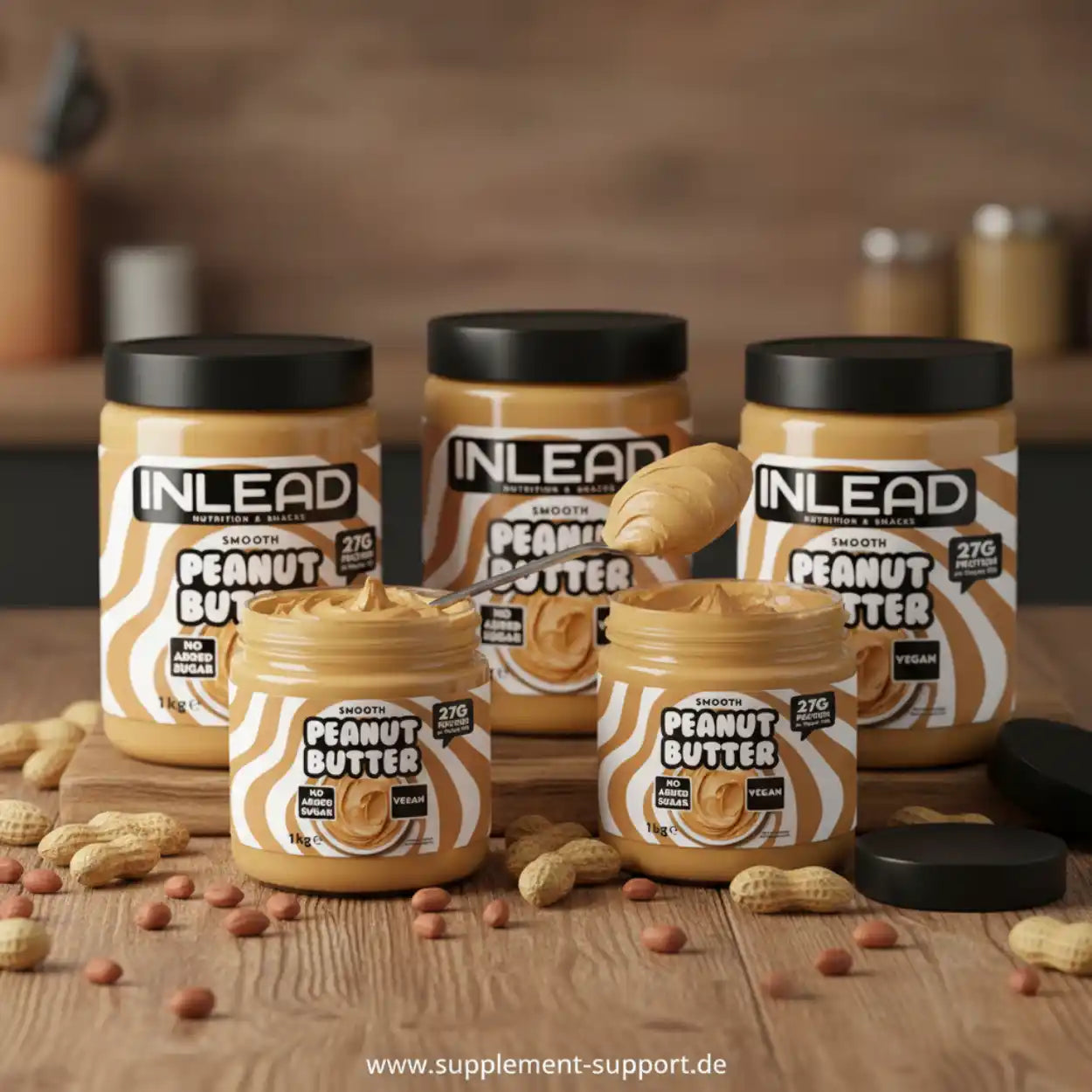 Mehrere Gläser proteinreiche Erdnussbutter auf Holztisch, mit Erdnüssen dekoriert