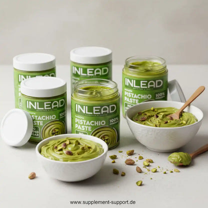 Mehrere Gläser Pistazienpaste und Schüsseln mit cremiger Pistazienpaste, dekoriert mit Pistazien.