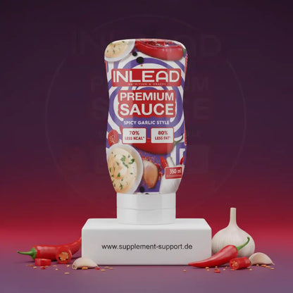 Inlead Premium Sauce Spicy Garlic Style Flasche mit Knoblauch und Chili auf weißem Podest