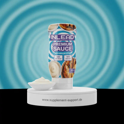 Inlead Premium Sauce Mayonnaise Style Tube mit einer kleinen Schale Sauce auf weißem Podest
