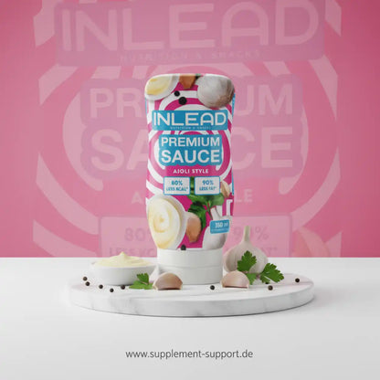 Inlead Premium Sauce Aioli Style auf einem Marmorteller mit Knoblauch und Petersilie