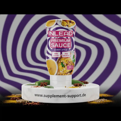 Inlead Premium Sauce Curry Style Tube auf Marmorsockel mit Gewürzen vor lila Hintergrund
