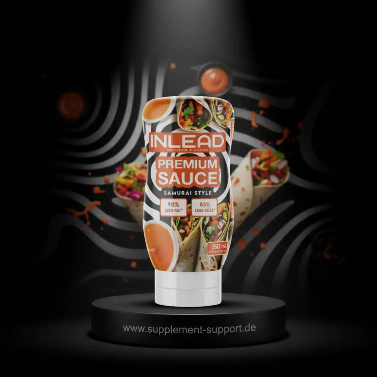 Inlead Premium Sauce Samurai Style Flasche vor dunklem, abstraktem Hintergrund