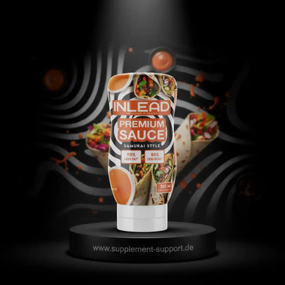 Inlead Premium Sauce Samurai Style Flasche vor dunklem, abstraktem Hintergrund