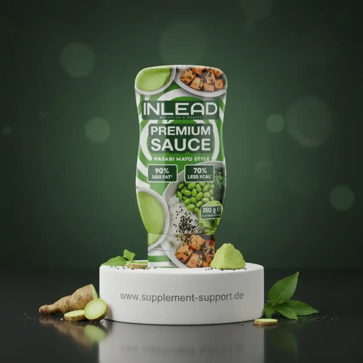 Inlead Premium Sauce Wasabi Mayo Style Tube auf weißem Podest mit Ingwer und Avocado