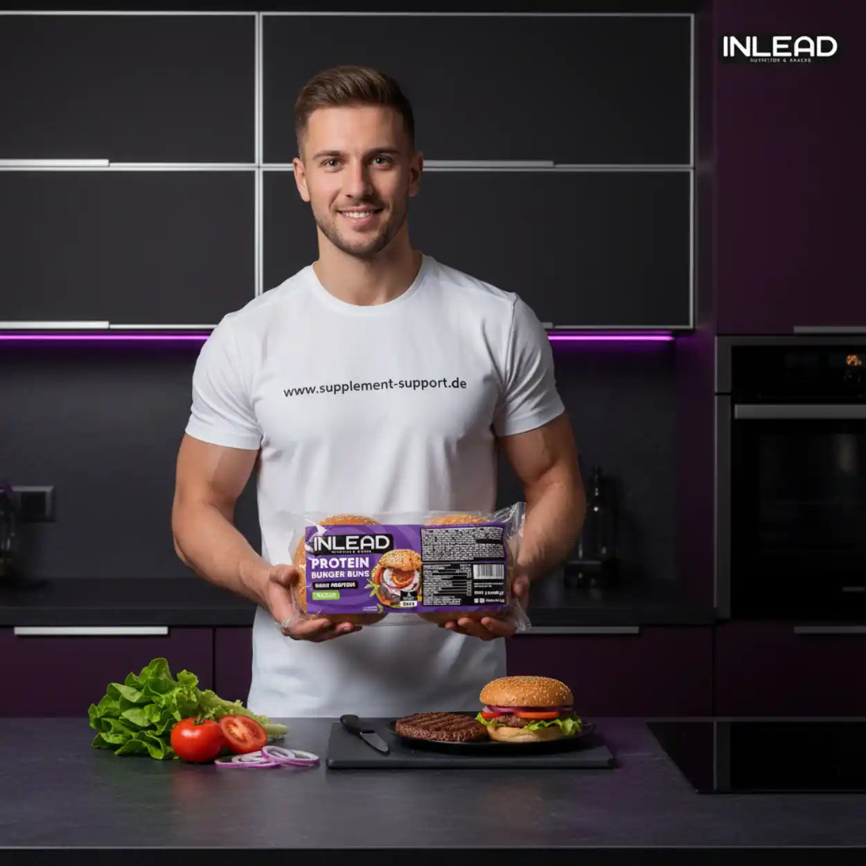 Muskulöser Mann hält INLEAD Protein Burger Buns in moderner Küche mit frischem Burger und Zutaten