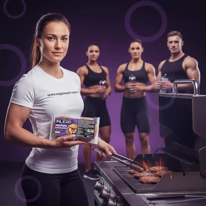 Frau grillt INLEAD Protein Burger mit Sportlern im Hintergrund – ideal für Fitness & Muskelaufbau