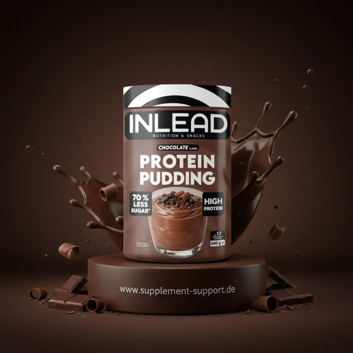 Inlead Schoko-Protein-Pudding Becher mit Schokoladenspritzern auf braunem Hintergrund