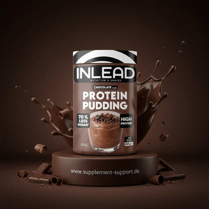 Inlead Schoko-Protein-Pudding Becher mit Schokoladenspritzern auf braunem Hintergrund
