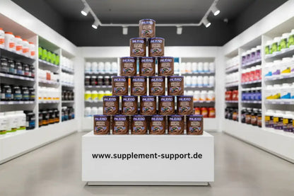 Pyramide aus INLEAD Protein Pudding-Dosen im Supplement-Store, ideal für Sportler und Fitness-Enthusiasten