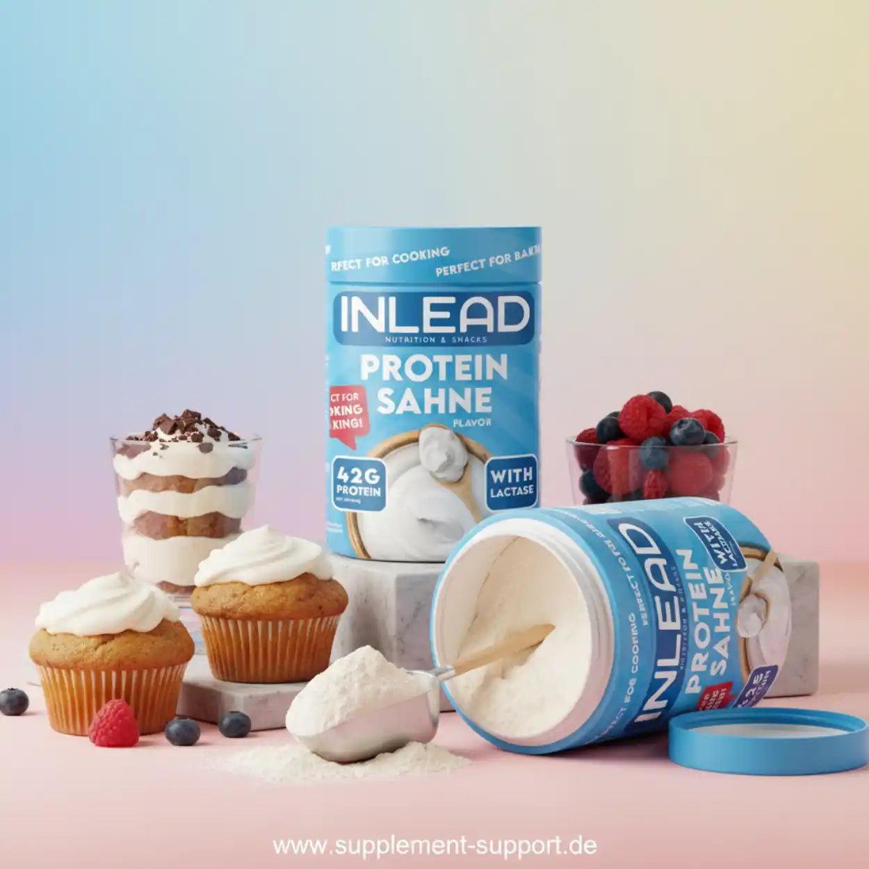 INLEAD Protein Sahne mit 42g Protein, ideal für Backen und Snacks, umgeben von Cupcakes und Beeren