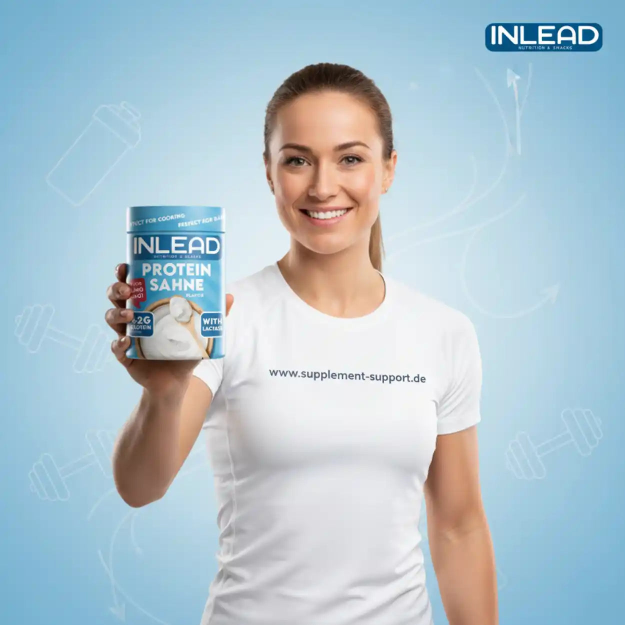 Frau hält INLEAD Protein Sahne, ideal für Sportnahrung und Vitamine