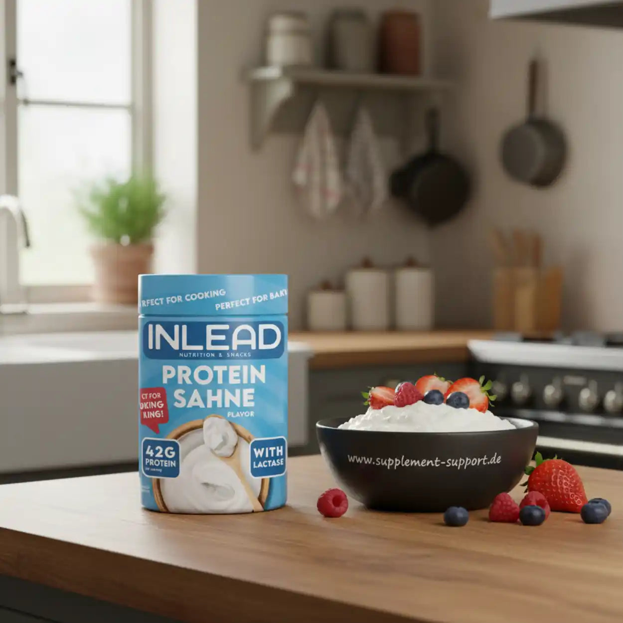 Protein Sahne mit 42g Protein, ideal für Kochen und Backen, serviert mit Beeren in einer Schüssel