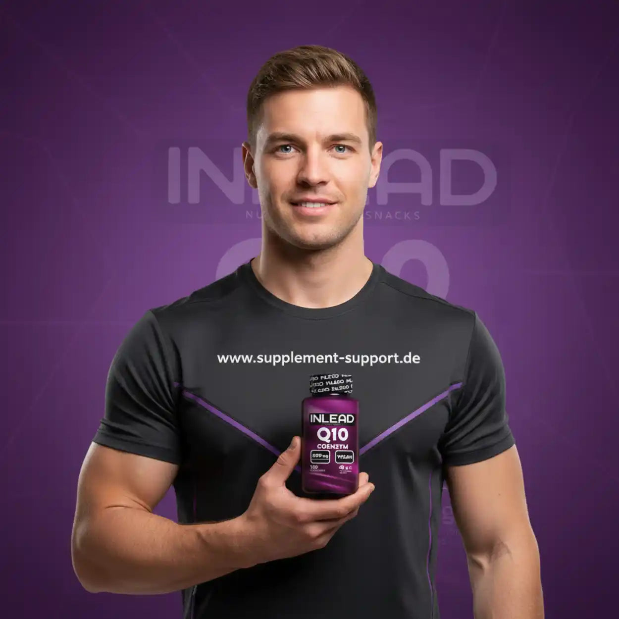 Mann präsentiert Inlead Q10 Coenzym 120 Kapseln Nahrungsergänzungsmittel vor lila Hintergrund