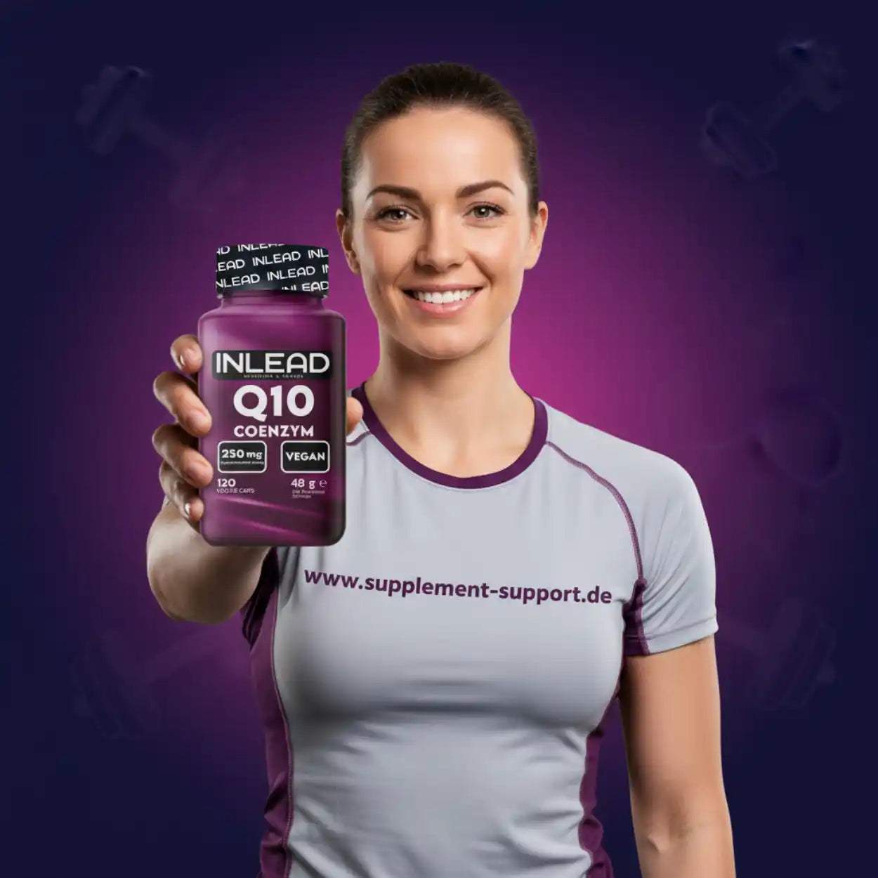 Frau hält Inlead Q10 Coenzym Nahrungsergänzung, vegane Kapseln, Sportnahrung