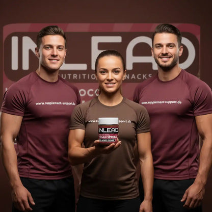Drei sportliche Personen präsentieren vegane Haselnuss-Kakao-Creme im Fitnessstudio.