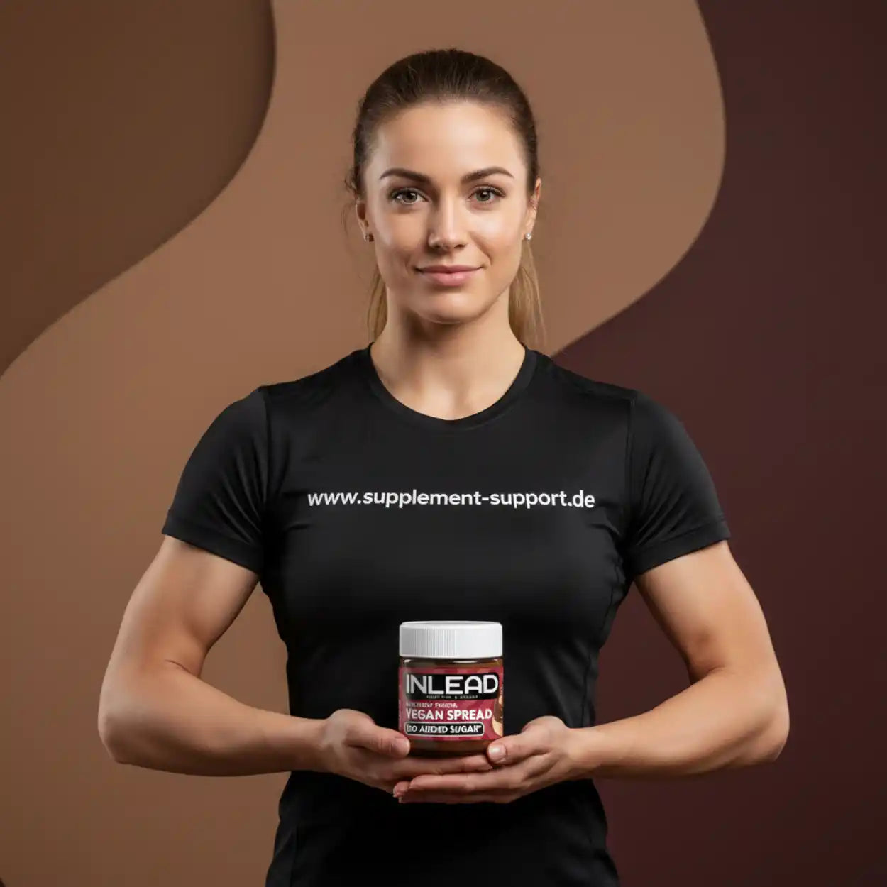 Sportliche Frau hält vegane Haselnuss-Kakao-Creme, proteinreiches Nahrungsergänzungsmittel