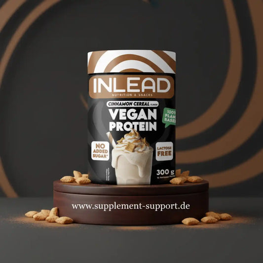 Inlead Vegan Protein Pulver mit Zimt-Müsli Geschmack auf einem braunen Podest