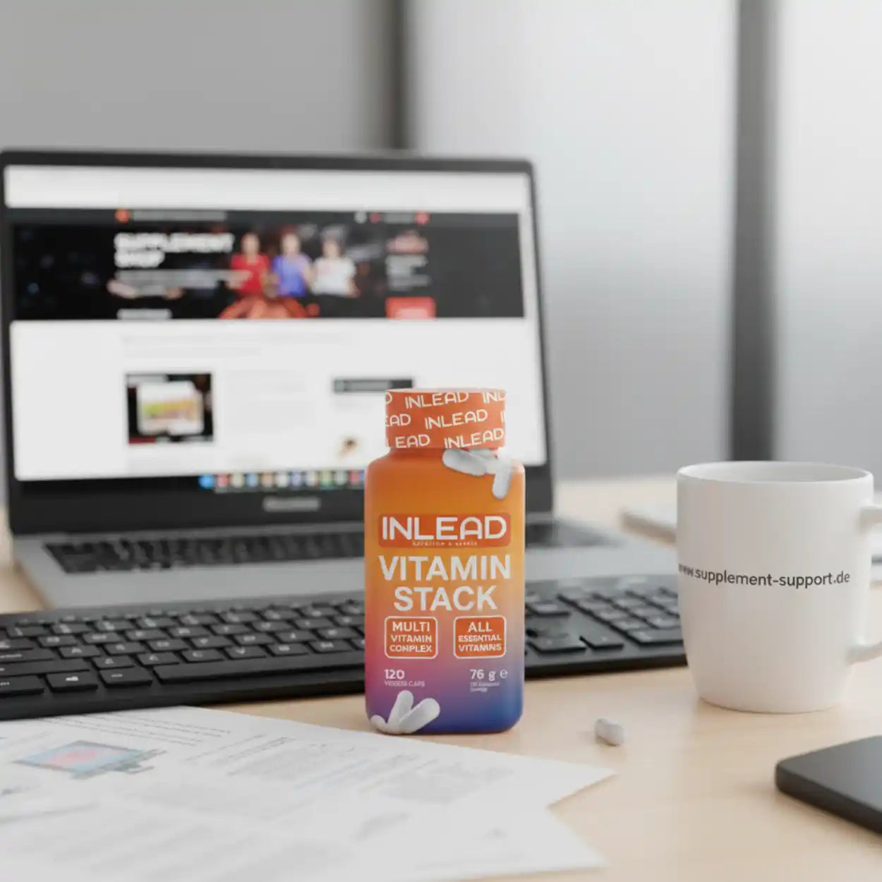 INLEAD Vitamin Stack Multivitamin-Komplex auf Schreibtisch vor Laptop und Tasse