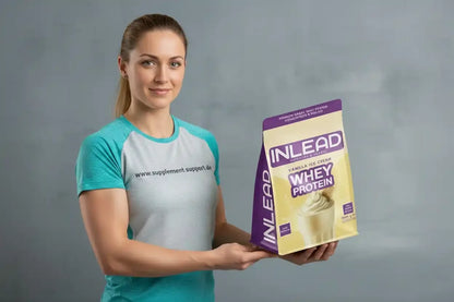 Frau hält INLEAD Whey Protein Vanille-Eiscreme, hochwertiges Sportnahrungsergänzungsmittel
