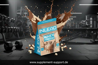 INLEAD Whey Protein Schokoladen-Nougat im Fitnessstudio mit Schokospritzern und Hanteln
