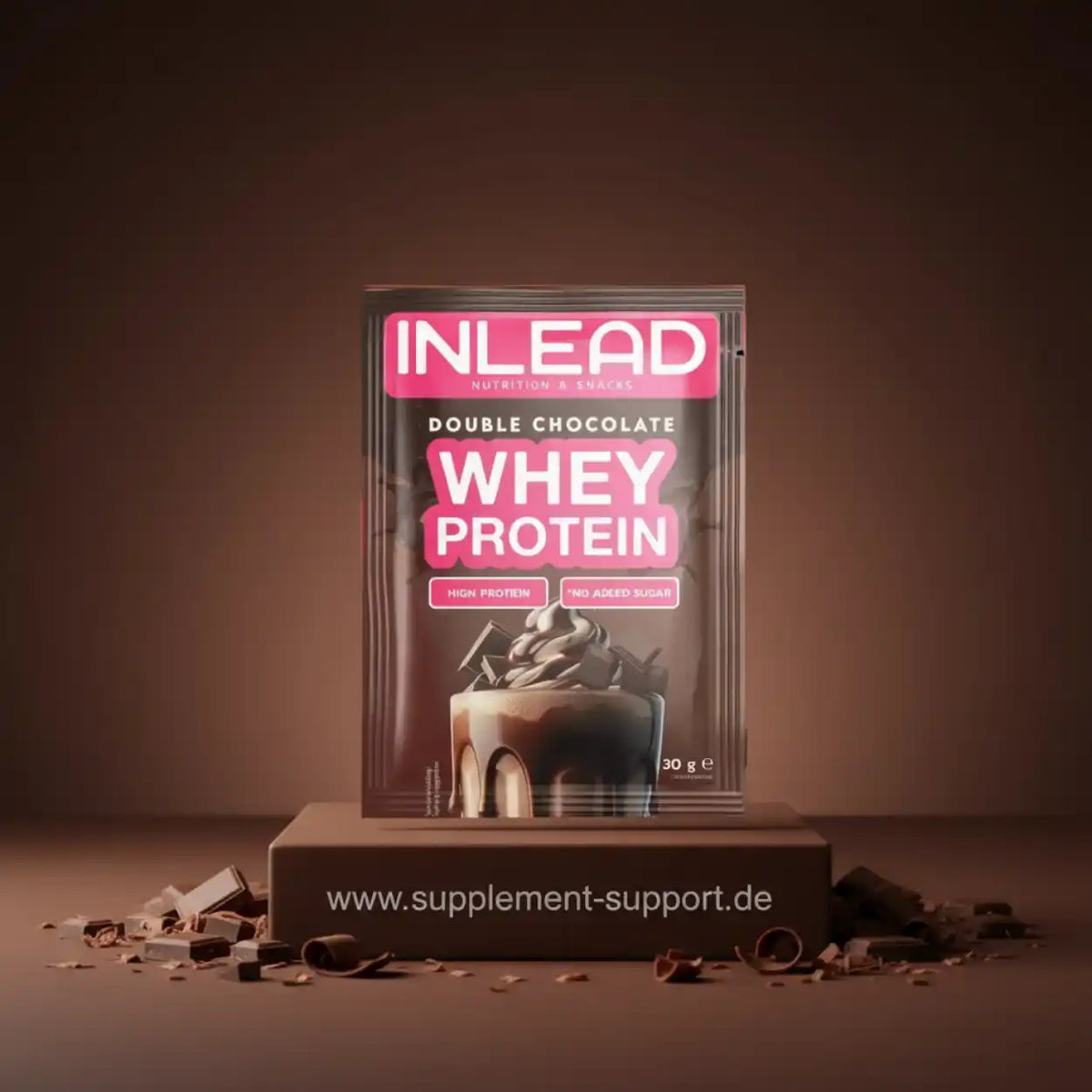 Inlead Double Chocolate Whey Protein Riegel auf einem Podest mit Schokoladenstücken.
