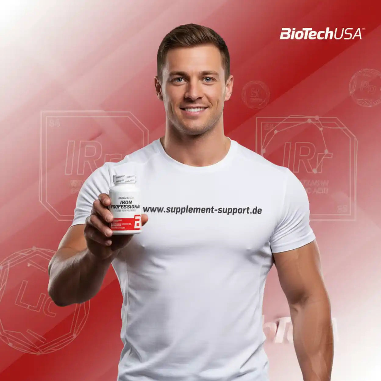 Muskulöser Mann mit BioTechUSA Iron Professional Nahrungsergänzungsmittel vor rotem Hintergrund