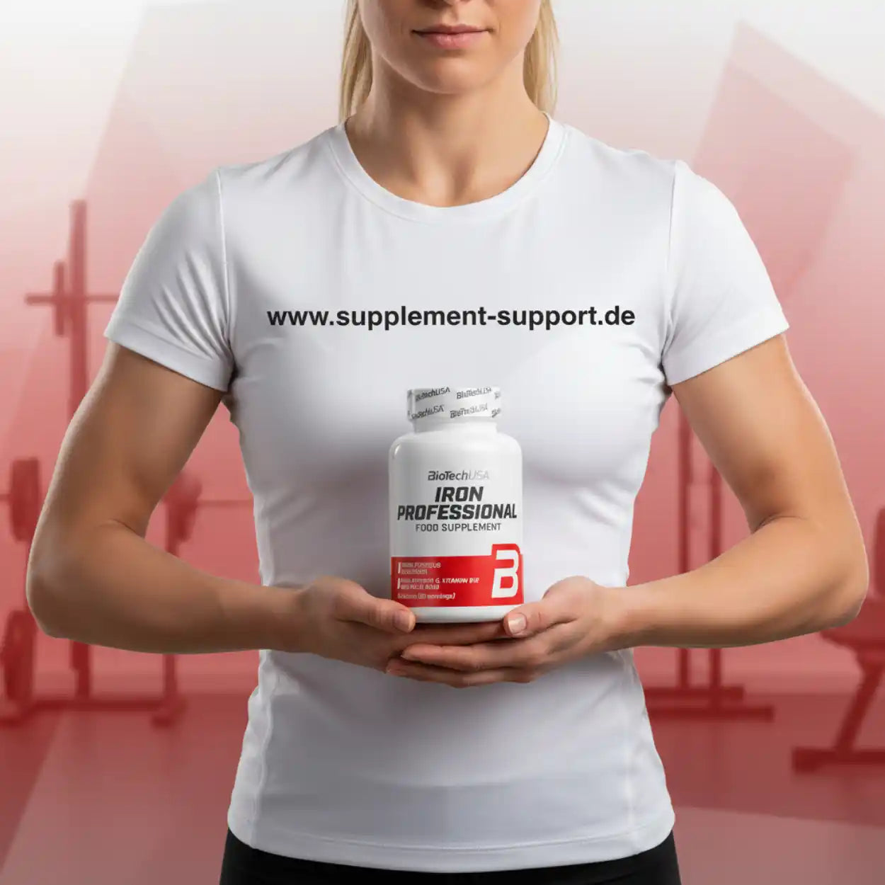 Frau hält BioTech USA Iron Professional Nahrungsergänzungsmittel in Fitnessstudio