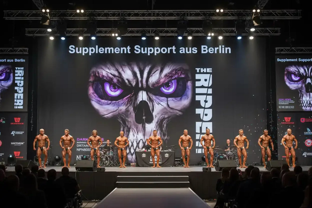 Bodybuilder auf Bühne bei Supplement Support Event mit Skelett-Logo und 'The Ripper' Schild