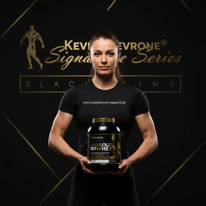 Frau hält Anabolic Iso Whey Protein von Kevin Levrone, hochwertige Sportnahrung für Muskelaufbau