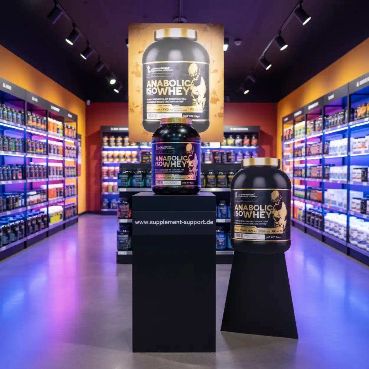 Anabolic IsoWhey Protein in einem modernen Supplement-Store mit leuchtenden Regalen
