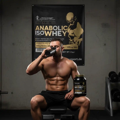 Muskulöser Mann trinkt Anabolic IsoWhey Protein im Fitnessstudio