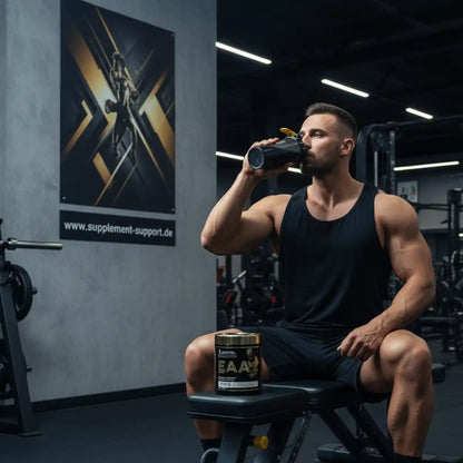 Muskulöser Mann trinkt EAA-Supplement im Fitnessstudio, Protein & Booster für Sportler
