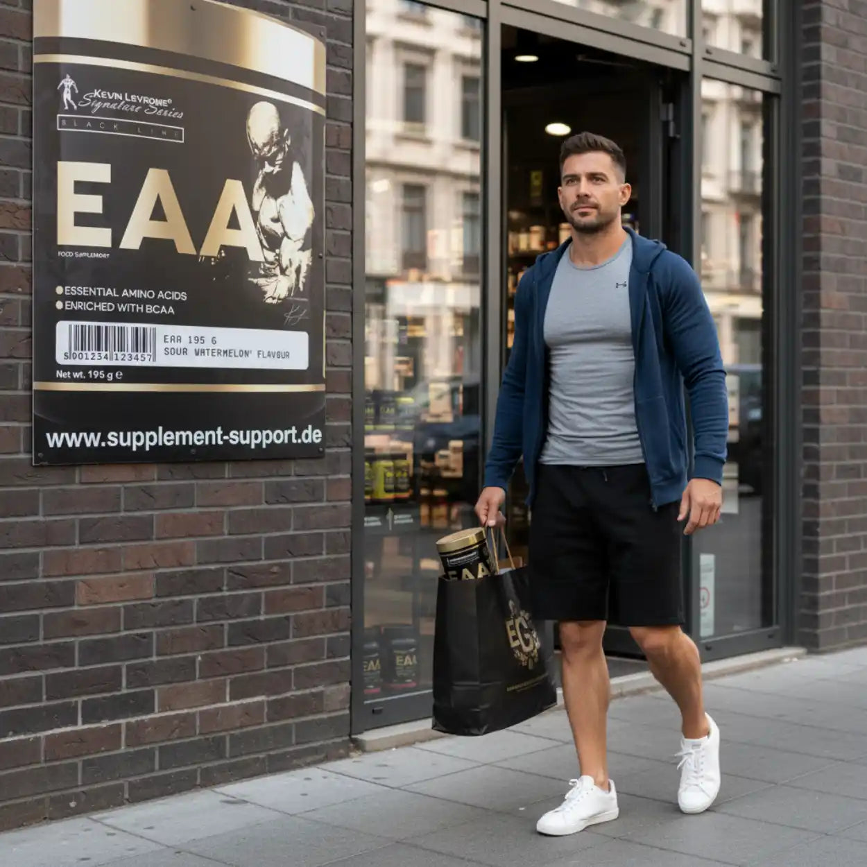 Mann mit EAA Aminosäuren Supplement vor Supplement Store, Sour Watermelon Geschmack, Protein Booster