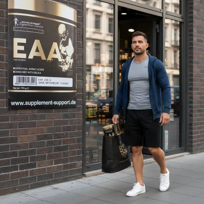 Mann mit EAA Aminosäuren Supplement vor Supplement Store, Sour Watermelon Geschmack, Protein Booster