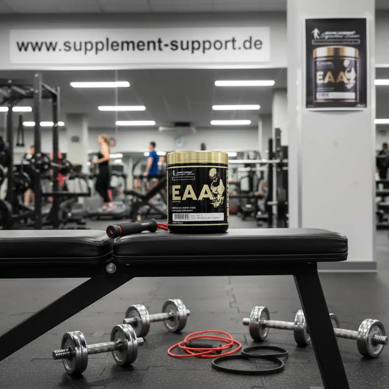 EAA Aminosäuren Dose auf Bank im Fitnessstudio mit Hanteln und Trainingsgeräten