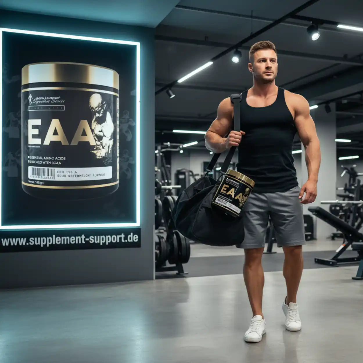 Muskulöser Mann mit EAA-Aminosäuren im Fitnessstudio, ideal für Sportnahrung und Muskelaufbau