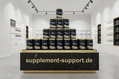 Anordnung von EAA-Supplementdosen im Shop, ideal für Sportnahrung und Proteinzufuhr