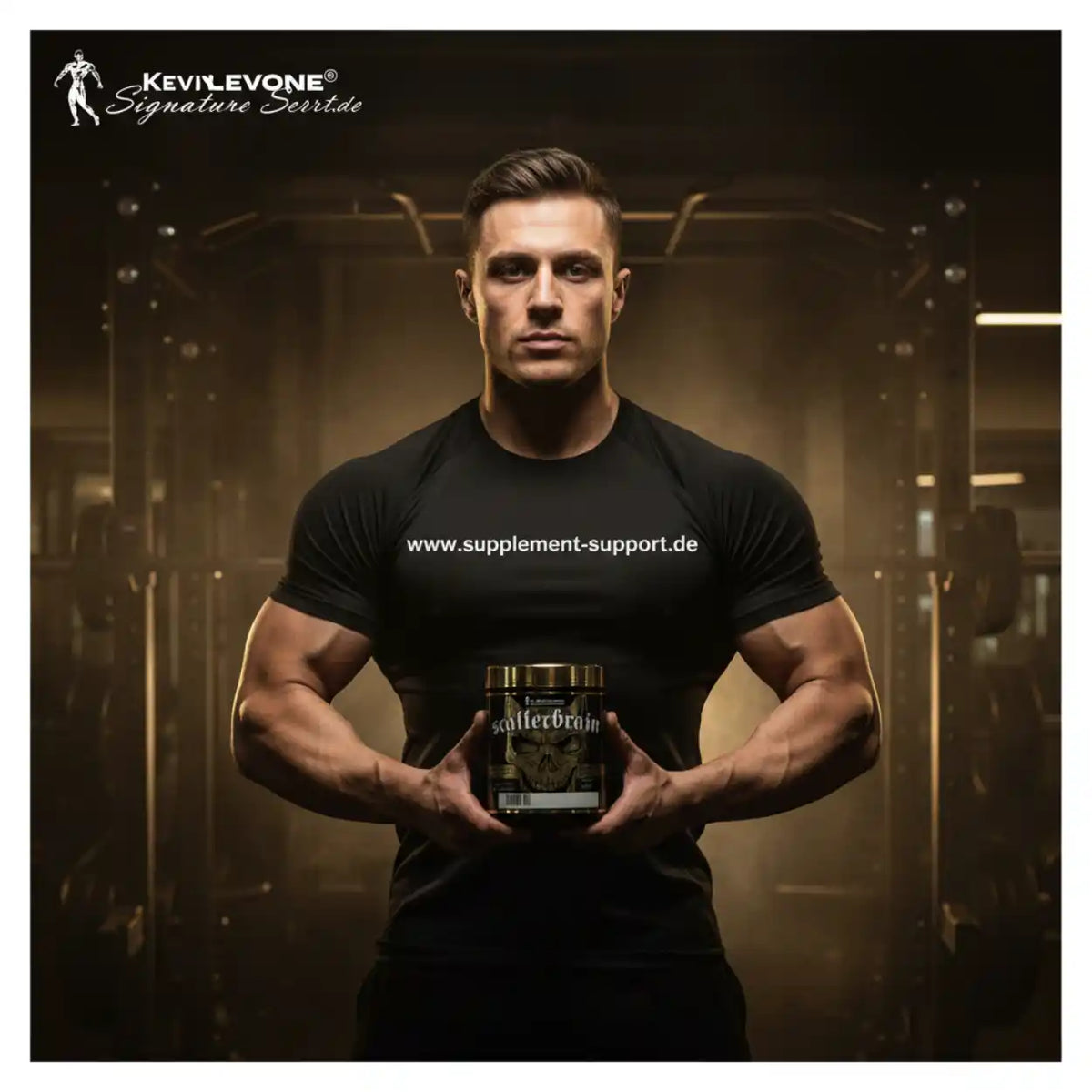 Muskulöser Mann hält Scutterbrain Nahrungsergänzungsmittel im Fitnessstudio, Protein & Booster