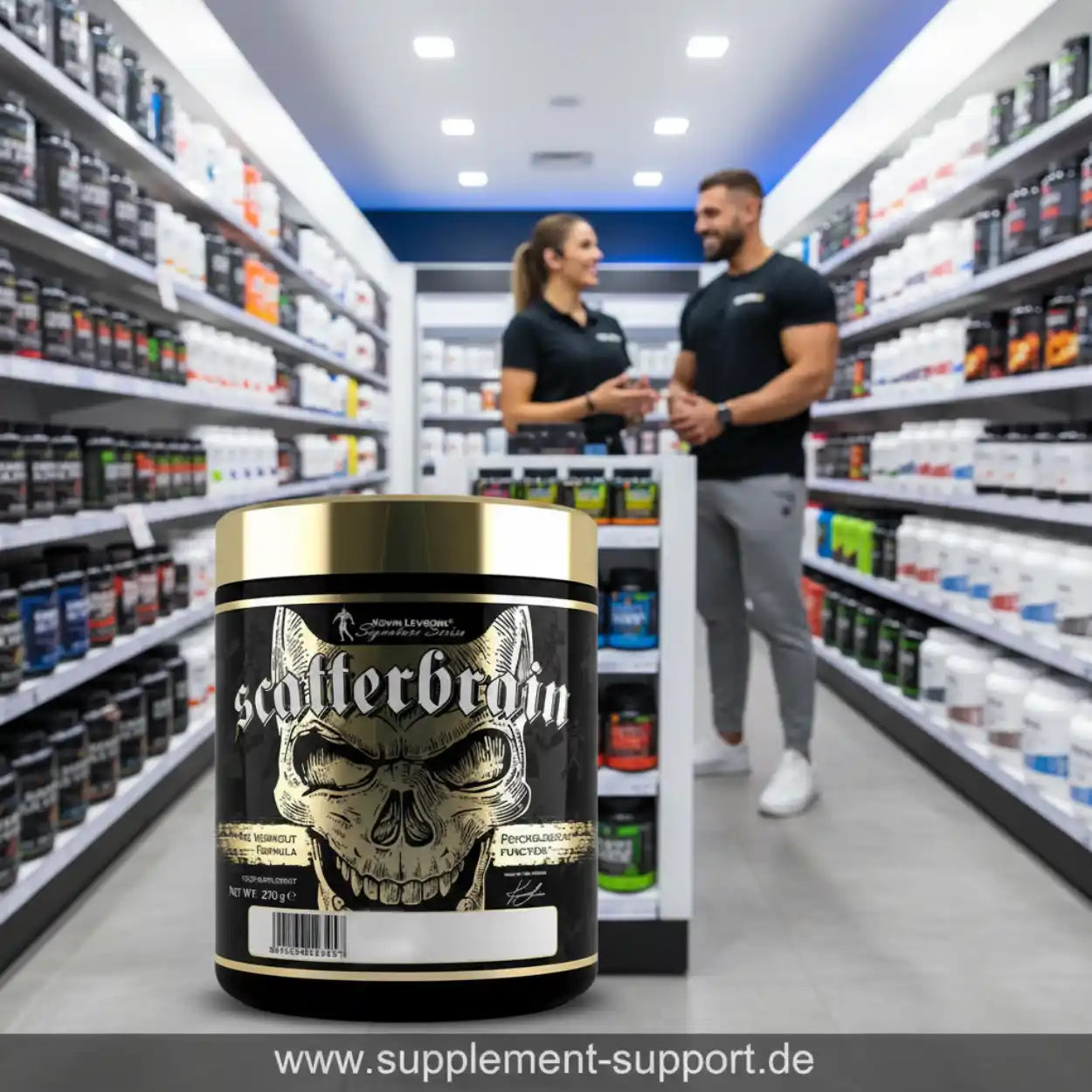 Scatterbrain Pre-Workout Booster in Fitness-Shop mit Kunden und Regalen voller Nahrungsergänzungsmittel