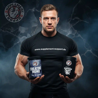 Muskulöser Mann hält Creatine Mono und Glutamin Pulver – Sportnahrung & Nahrungsergänzungsmittel