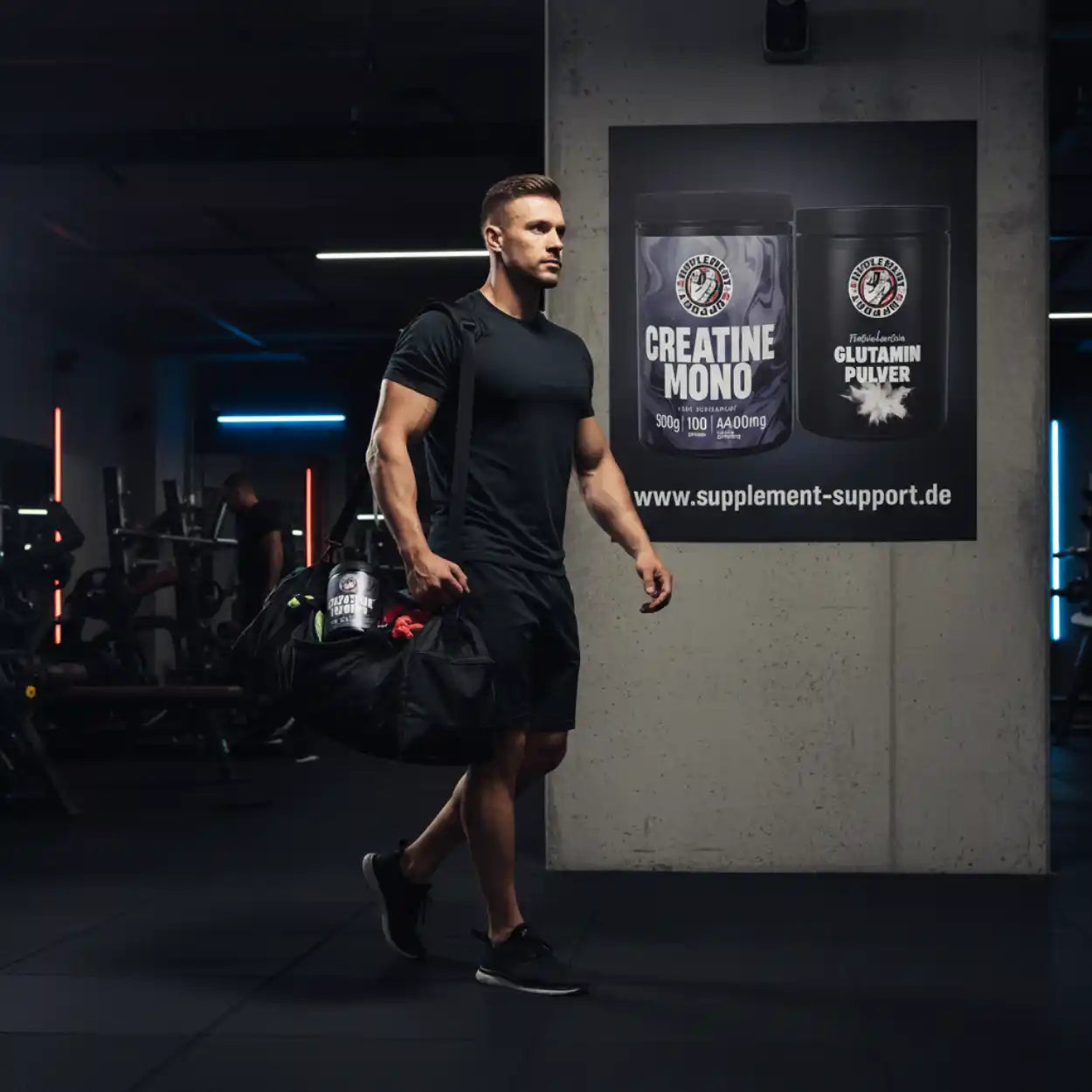 Muskulöser Mann mit Sporttasche im Fitnessstudio vor Werbung für Creatine Mono und Glutamin Pulver